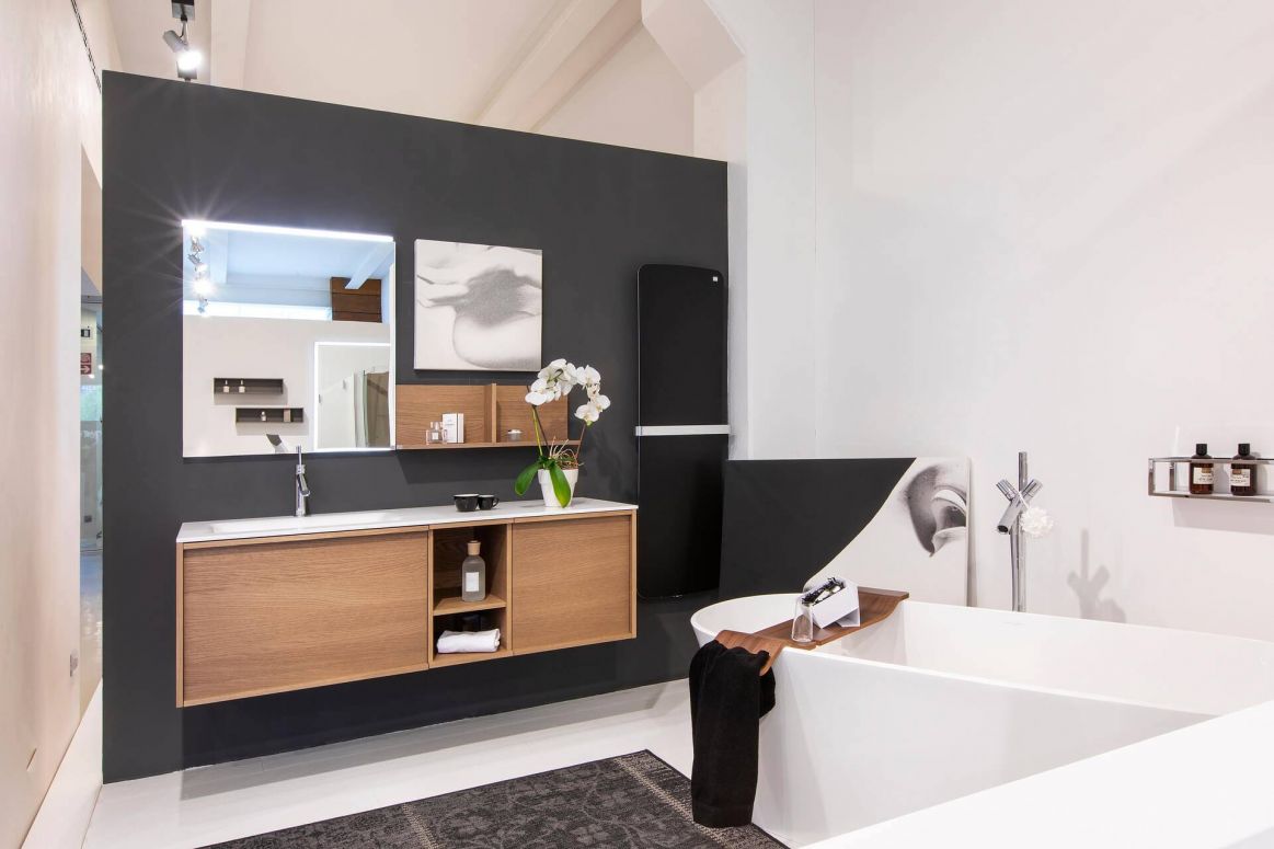 Composizione Stocco con Mobile in rovere e top in Corian e Specchio | Vasca da bagno Victoria + Albert in Limestone